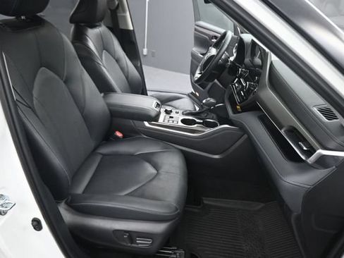 Certified 2025 Toyota Highlander Limited AWD/4WD image 14