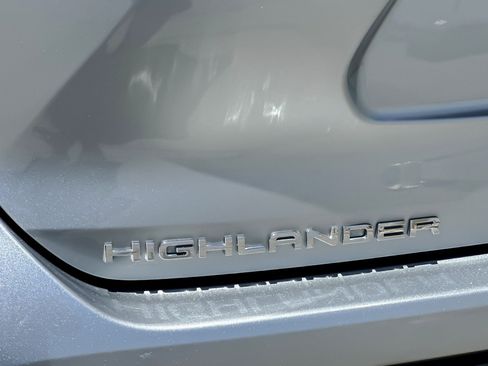 Used 2022 Toyota Highlander XLE AWD/4WD image 27