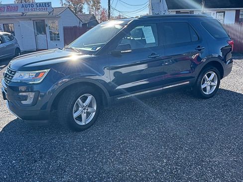 Used 2017 Ford Explorer XLT w/ Equipment Group 202A image 2