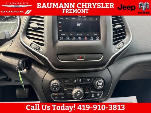 Used 2019 Jeep Cherokee Latitude w/ Popular Appearance Group FWD image 22