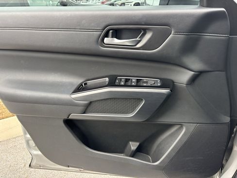 Used 2024 Nissan Pathfinder SL image 7