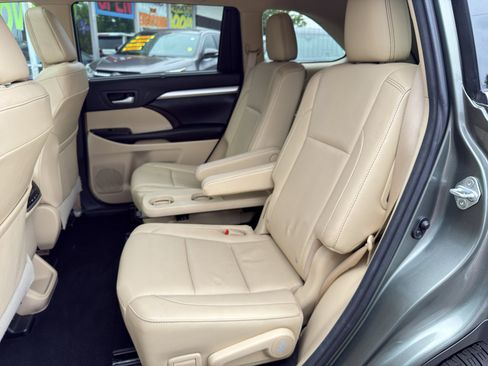 Used 2016 Toyota Highlander XLE AWD/4WD image 16