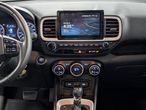 Used 2022 Hyundai Venue Limited image 14