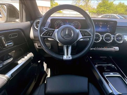 Used 2025 Mercedes-Benz GLB 250 image 8