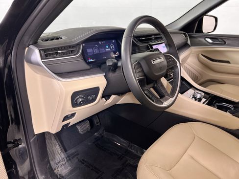 Used 2023 Jeep Grand Cherokee Limited image 9