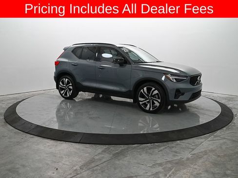 Used 2023 Volvo XC40 B4 Plus w/ Driver Assist Package FWD image 4
