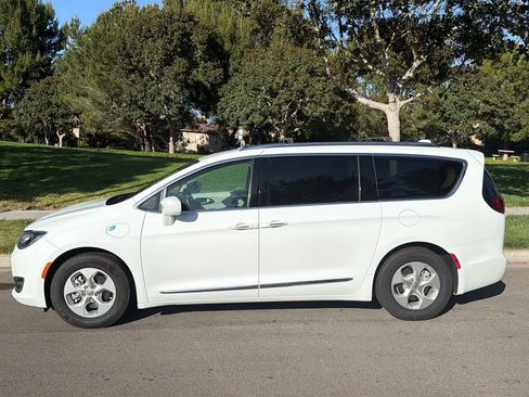 Used 2018 Chrysler Pacifica Touring-L FWD image 3