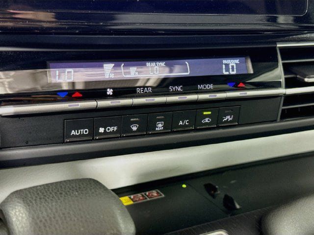 Used 2025 Toyota Sienna LE w/ LE Plus Package FWD image 17