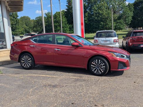 Used 2023 Nissan Altima 2.5 SV AWD/4WD image 12