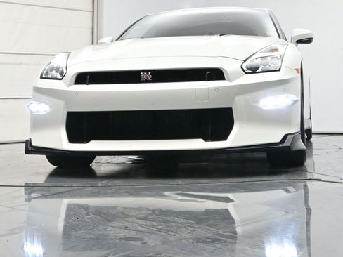 Certified 2024 Nissan GT-R Premium w/ Premium Interior Package AWD/4WD image 34