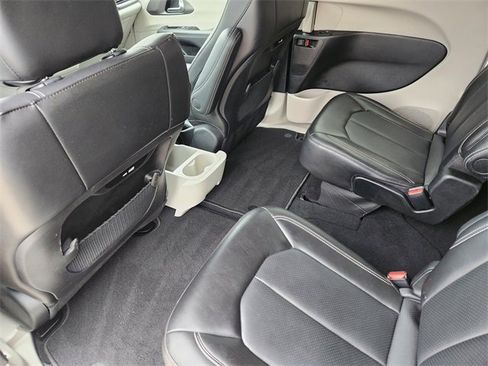 Used 2024 Chrysler Pacifica Touring-L image 27