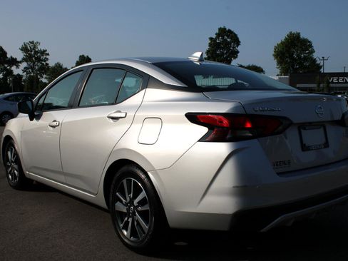 Used 2021 Nissan Versa SV image 4