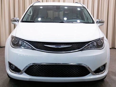 Used 2019 Chrysler Pacifica Limited FWD image 3
