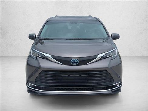 Used 2022 Toyota Sienna XLE FWD image 2