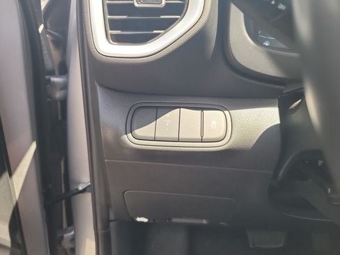 Used 2025 Hyundai Venue SEL FWD image 16