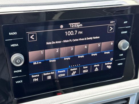 Used 2025 Volkswagen Taos SE w/ Panoramic Sunroof Package image 17