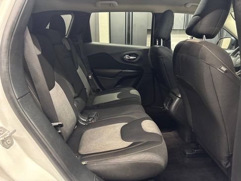Used 2016 Jeep Cherokee Sport FWD image 21