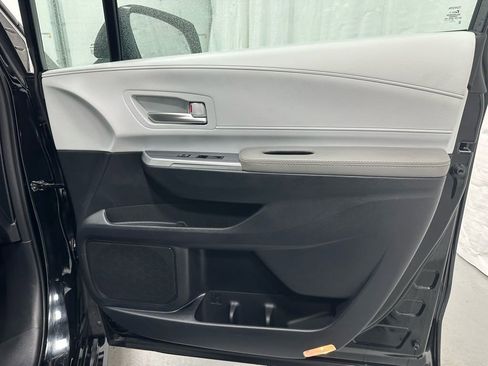 Used 2025 Toyota Sienna XLE image 62