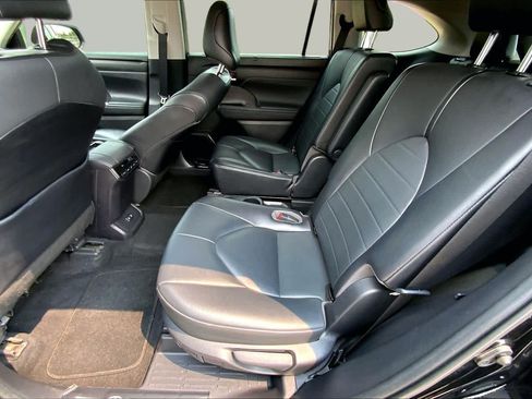 Used 2021 Toyota Highlander XLE FWD image 21