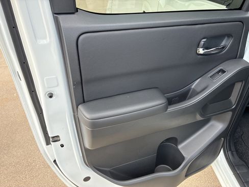 Used 2025 Nissan Frontier SV w/ SV Convenience Package image 18