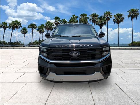 Used 2025 Ford Expedition Platinum AWD/4WD image 2