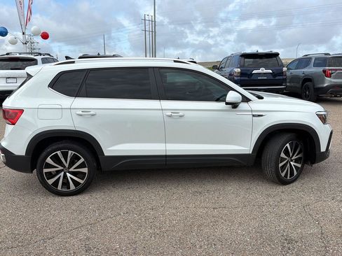 Used 2024 Volkswagen Taos SE FWD image 2