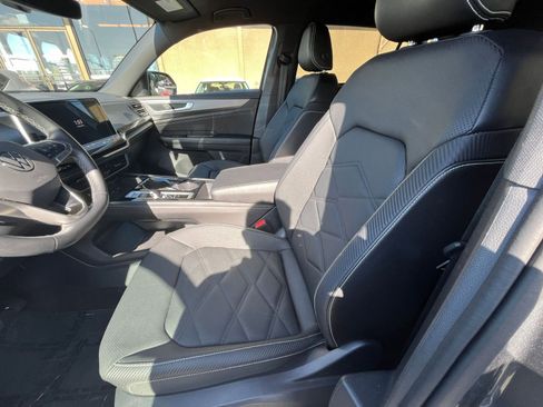 Used 2025 Volkswagen Atlas Cross Sport SE image 27