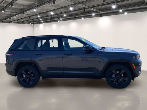 Used 2023 Jeep Grand Cherokee Altitude AWD/4WD image 8