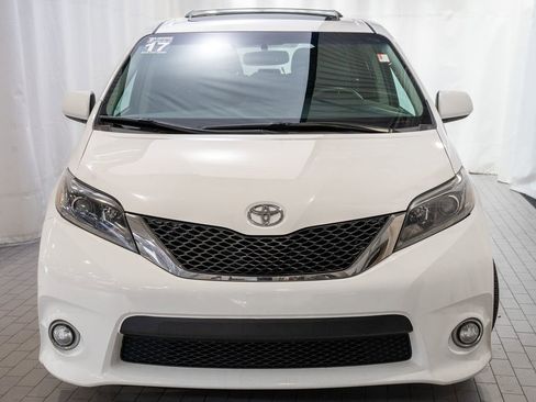 Used 2017 Toyota Sienna SE Premium image 2