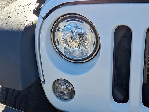 Used 2018 Jeep Wrangler Unlimited Rubicon w/ Connectivity Group image 9