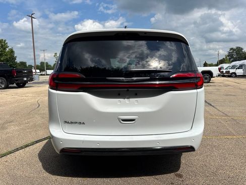 Used 2026 Chrysler Pacifica Select FWD image 5