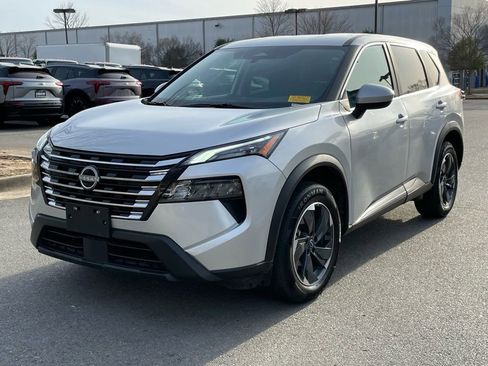 Used 2025 Nissan Rogue SV image 3