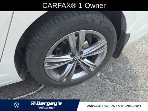 Used 2023 Volkswagen Jetta SE w/ Panoramic Sunroof Package FWD image 3