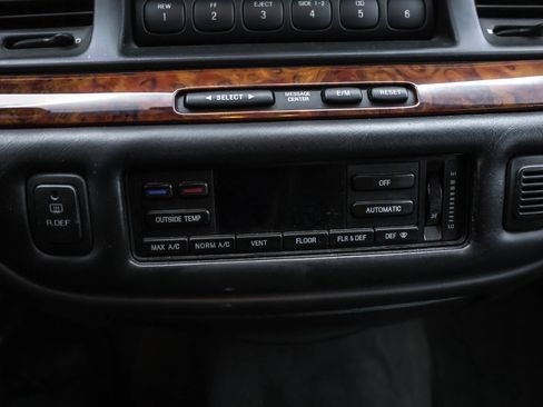 Used 1995 Lincoln Town Car Signature image 10