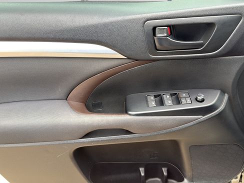 Used 2017 Toyota Highlander LE FWD image 11