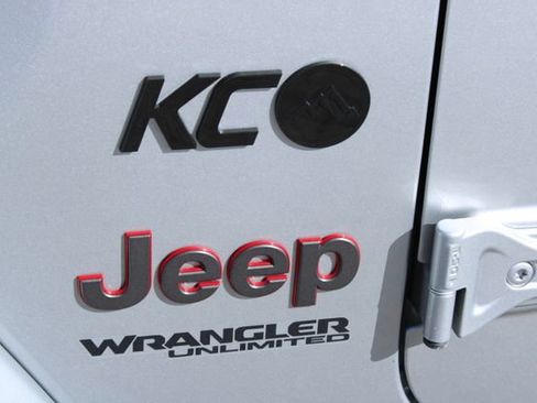 Used 2022 Jeep Wrangler Unlimited Rubicon w/ LED Lighting Group AWD/4WD image 9