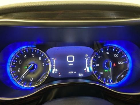 Used 2024 Chrysler Pacifica Limited image 11