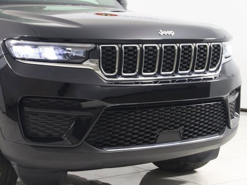 Used 2023 Jeep Grand Cherokee Laredo X image 36