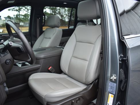 Used 2022 Chevrolet Suburban LT w/ Luxury Package image 28