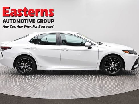 Used 2024 Toyota Camry SE FWD image 4