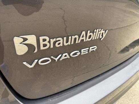 Used 2022 Chrysler Voyager LX FWD image 10
