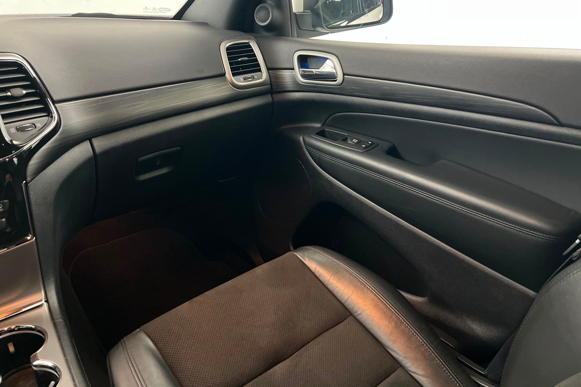 Certified 2022 Jeep Grand Cherokee Laredo X AWD/4WD image 10