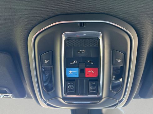 Used 2025 Jeep Grand Cherokee Laredo X w/ Luxury Tech Group I image 23