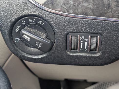 Used 2016 Chrysler Town & Country Touring FWD image 8