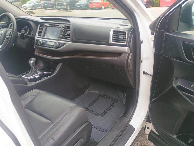 Used 2017 Toyota Highlander XLE AWD/4WD image 14