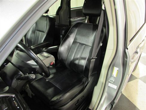 Used 2014 Chrysler Town & Country Touring image 14
