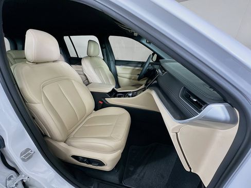 Used 2023 Jeep Grand Cherokee Limited image 32