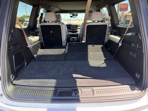 Used 2025 Jeep Wagoneer Series III w/ Premium Group I AWD/4WD image 16