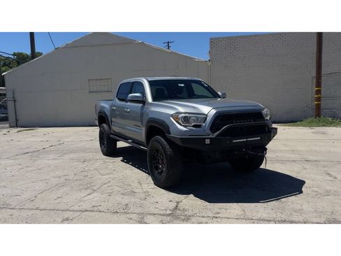 Used 2017 Toyota Tacoma TRD Off-Road AWD/4WD image 5