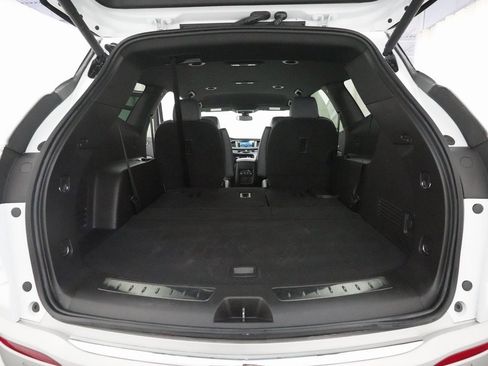 Used 2023 Buick Enclave Essence image 10